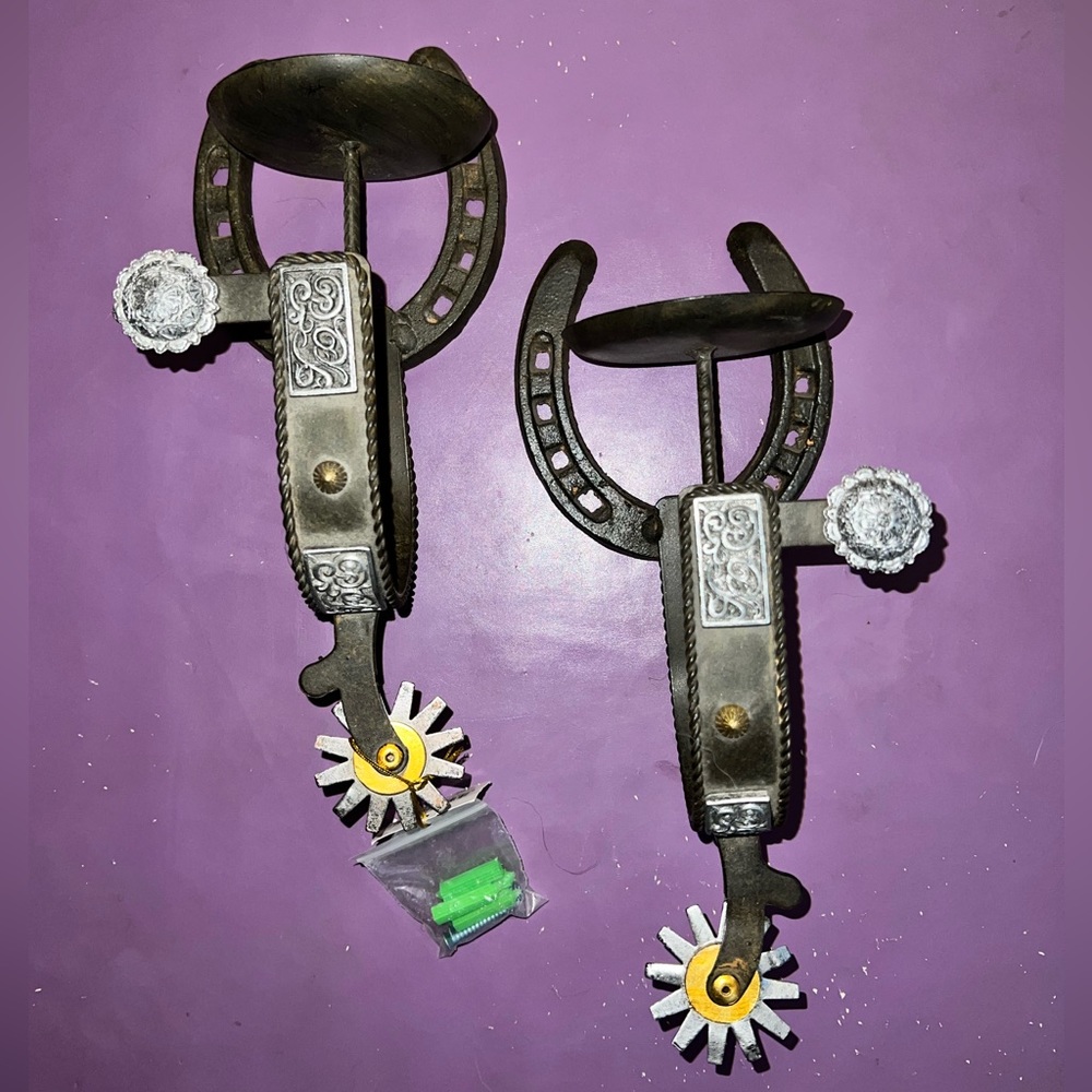 Spur candle holder
